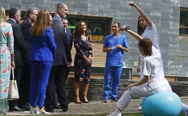 Alumnos del Grado de Fisioterapia explicaron al rey las nuevas terapias de entrenamiento para el embarazo y el postparto./César Sánchez