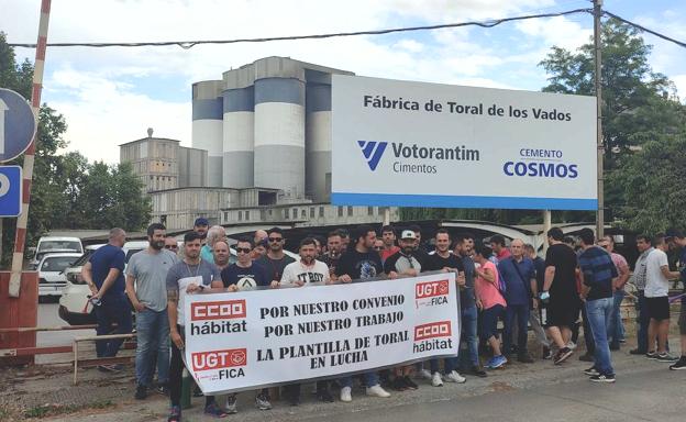 Protestas a las puertas de la fábrica de Toral./