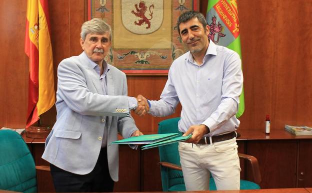 El rector de la ULE, Juan Francisco García Marín, y el presidente del Club de Baloncesto Ciudad de Ponferrada, Óscar García Franco, en la firma del acuerdo./