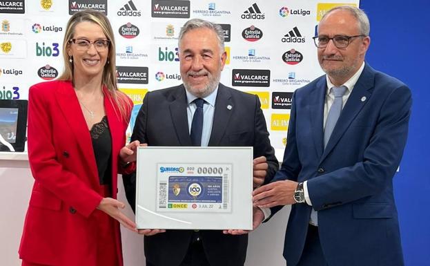 El presidente de la SD Ponferradina (C), el alcalde y la directora de la Once en León presentaron el cupón del sorteo del 3 de julio dedicado al Centenario del club.