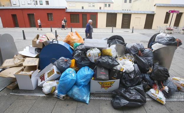 Imagen de archivo de la huelga de basura de 2017 en Ponferrada./César Sánchez