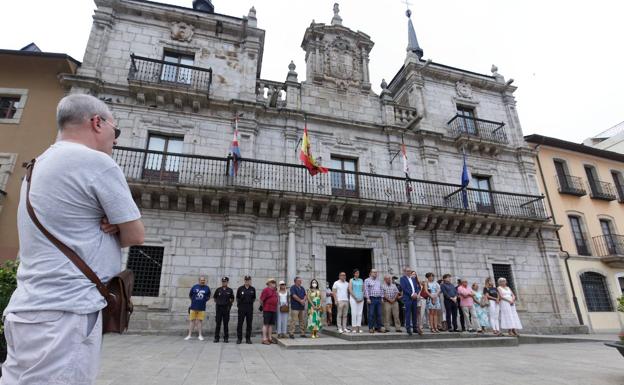 Concentración en la plaza del Ayuntamiento de Ponferrada./César Sánchez