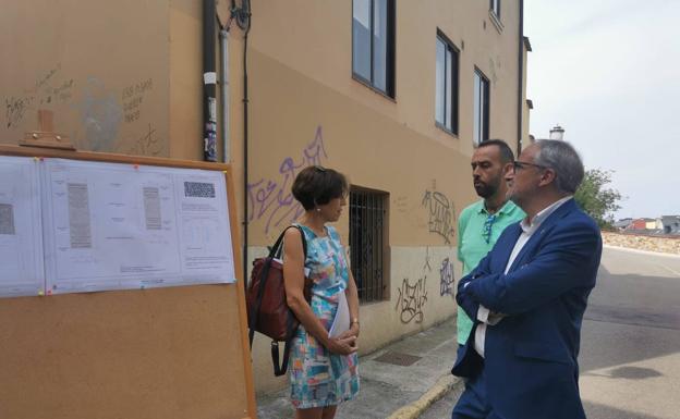 El alcalde de Ponferrada explicó la obra en la propia calle Rañadero./