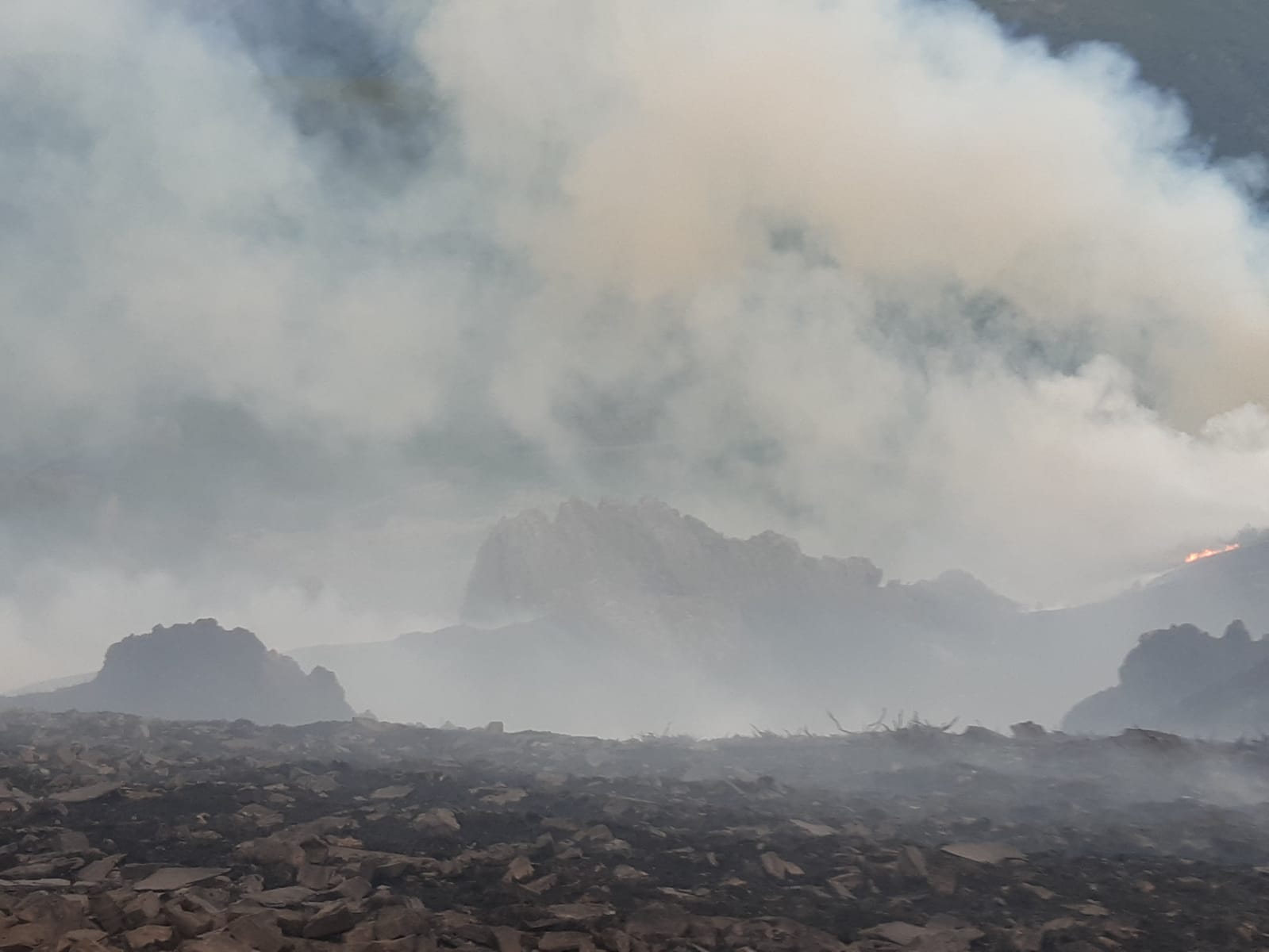 El fuego sigue devorando hectáreas en León y muchos incendios permanecen fuera de control, como este de de Valdueza.