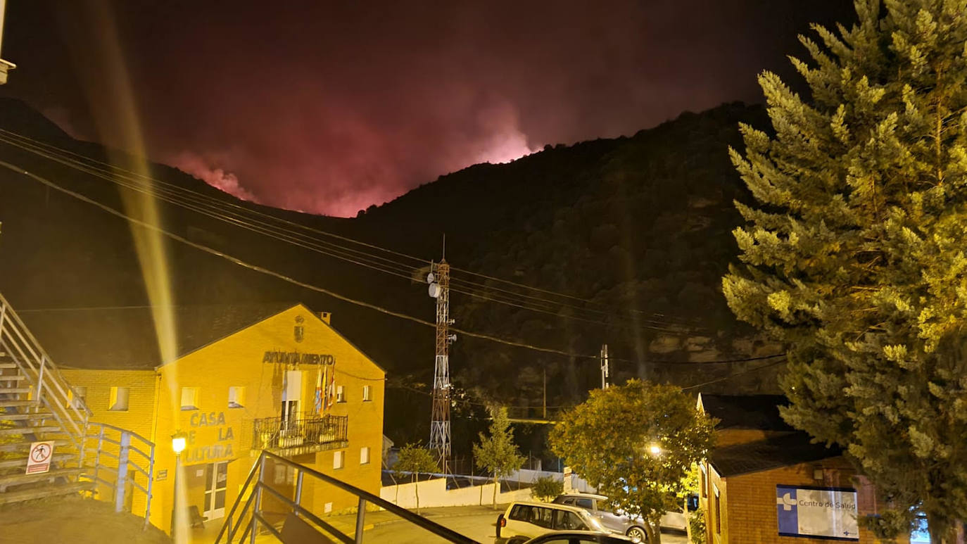 Imagen del incendio a última hora de la noche del martes./R.Fariñas /JLB