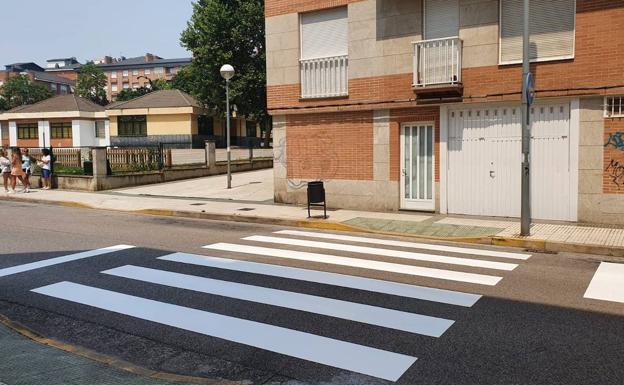 Obra de mejora dle paso de peatones situado en la calle Escudero Millán de la zona alta de Ponferrada.