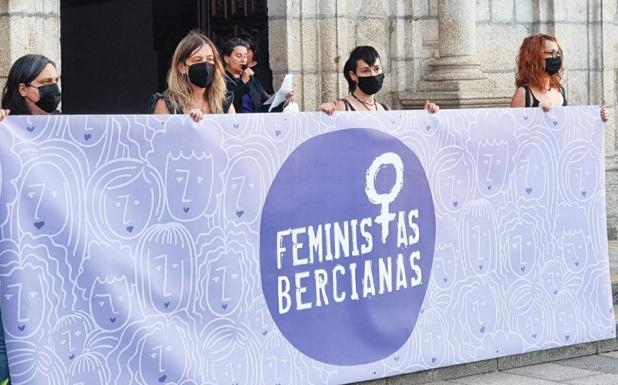 La Asociación Feministas Bercianas en un acto a las puertas del Ayuntamiento de Ponferrada.