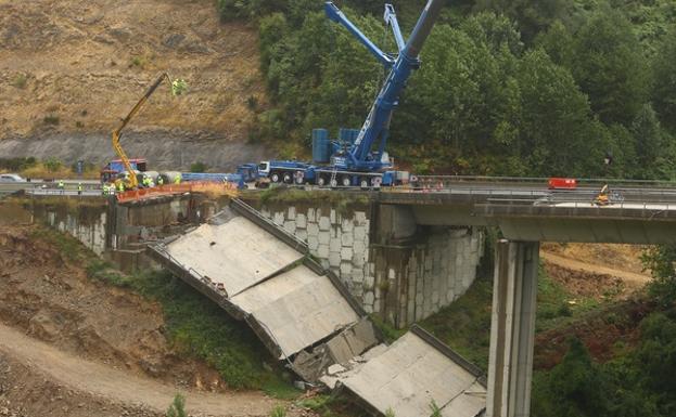 Desmantelamiento el vano del viaducto del Castro en la A-6 en Vega de Varcarce./César Sánchez