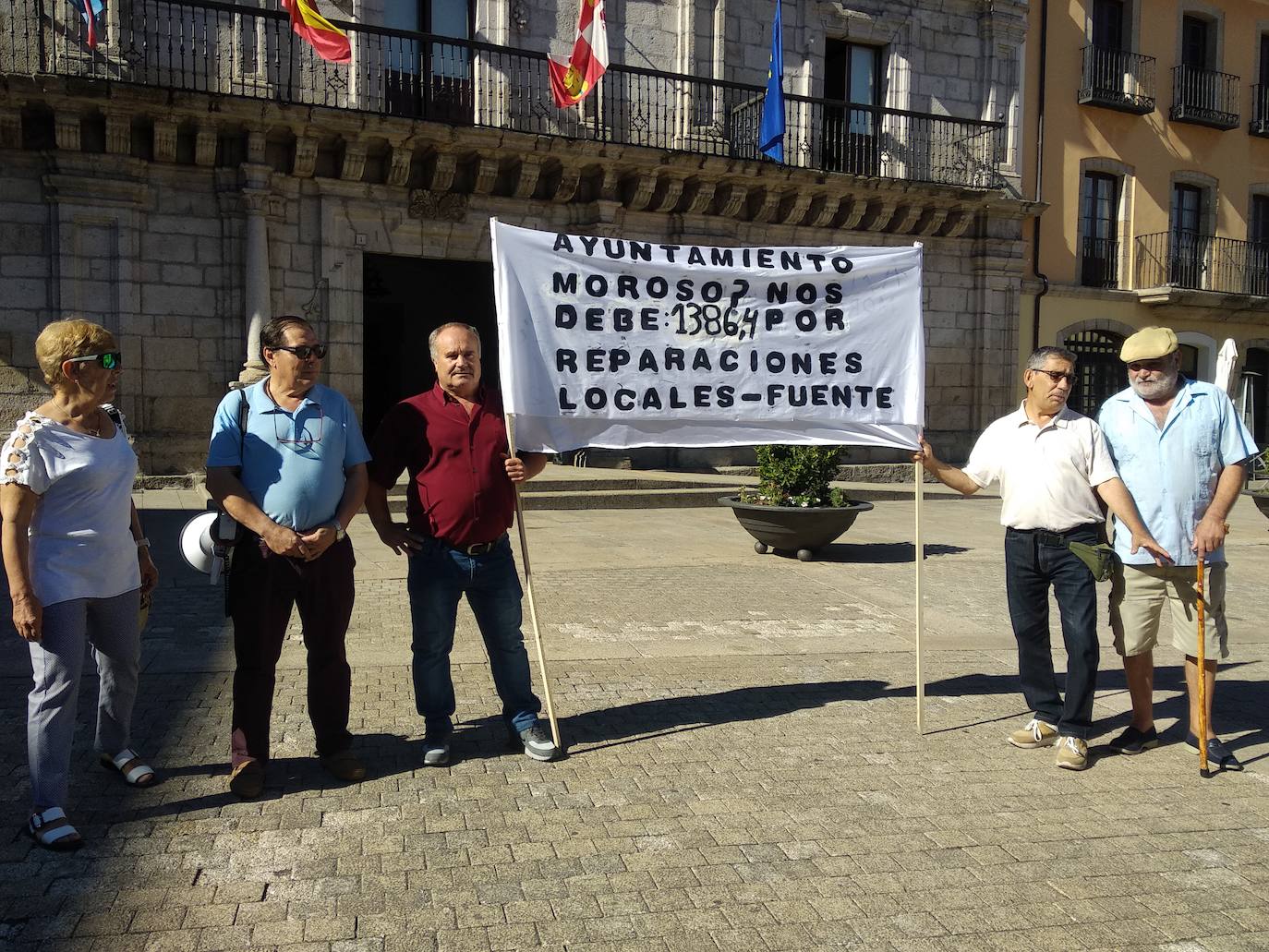 Protesta de la Asociación de Vecino La Estación-Temple ante el Ayuntamiento de Ponferrada.