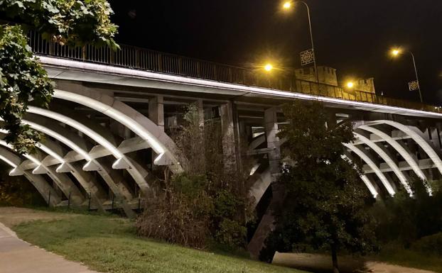 Nueva iluminación en el puente García Ojeda de Ponferrada.