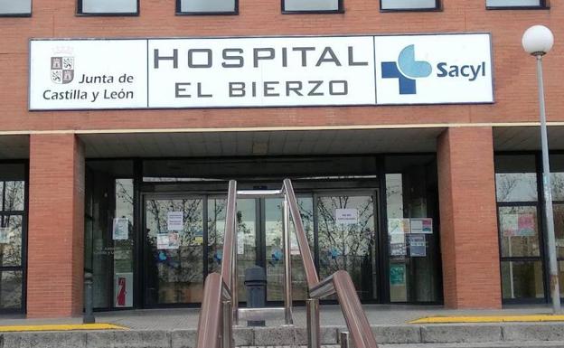 Fachada principal del Hospital de El Bierzo./Carmen Ramos