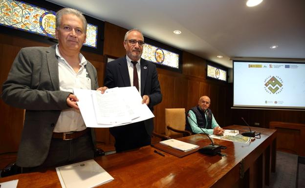 El alcalde de Ponferrada, el presidente de la Fundación Naturaleza y Hombre y el edil de Medio Ambiente, en la firma del convenio./César Sánchez