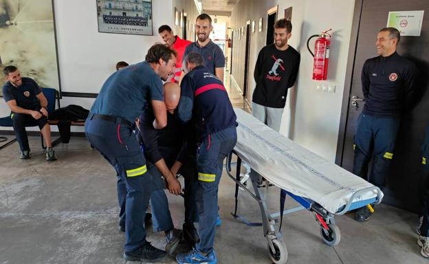 Los bomberos de Ponferrada participan en el curso de 'Movilización de víctimas caídas en entornos domiciliarios'./
