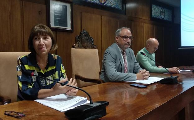 El alcalde junto a los concejales de Hacienda y Sostenibilidad Medioambiental, durante su comparecencia./Carmen Ramos