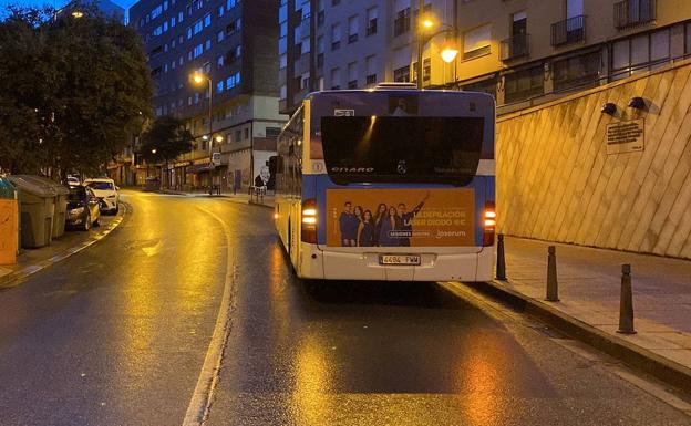 Autobús averiano en la calle General Vives de Ponferrada./PMP
