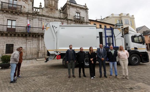 Presentación del nuevo camión de carga lateral del servicio municipal de recogida de residuos sólidos urbanos de Ponferrada.