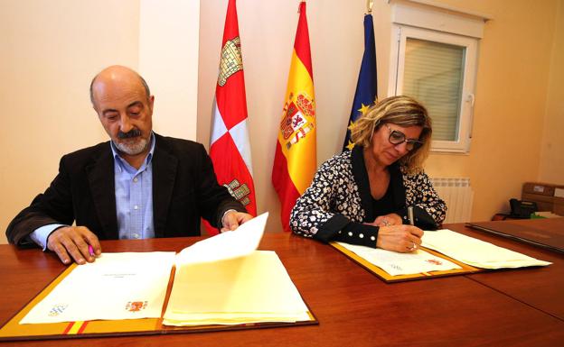 Firma del convenio para la mejora de la playa fluvial de Bárcena de la Abadía./César Sánchez