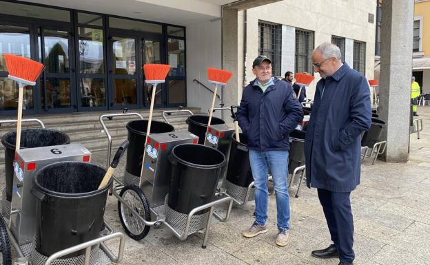 El alcalde de Ponferrada y el concejal de Sostenibilidad Medioambiental durante la presentación de los nuevos carritos eléctricos de limpieza viaria./E.Jiménez