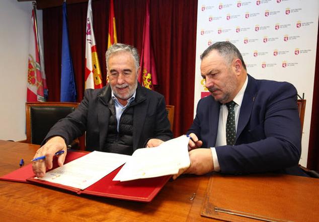 El presidente de la Diputación y su homólogo de la SD Ponferradina, durante la firma del convenio de colaboración.