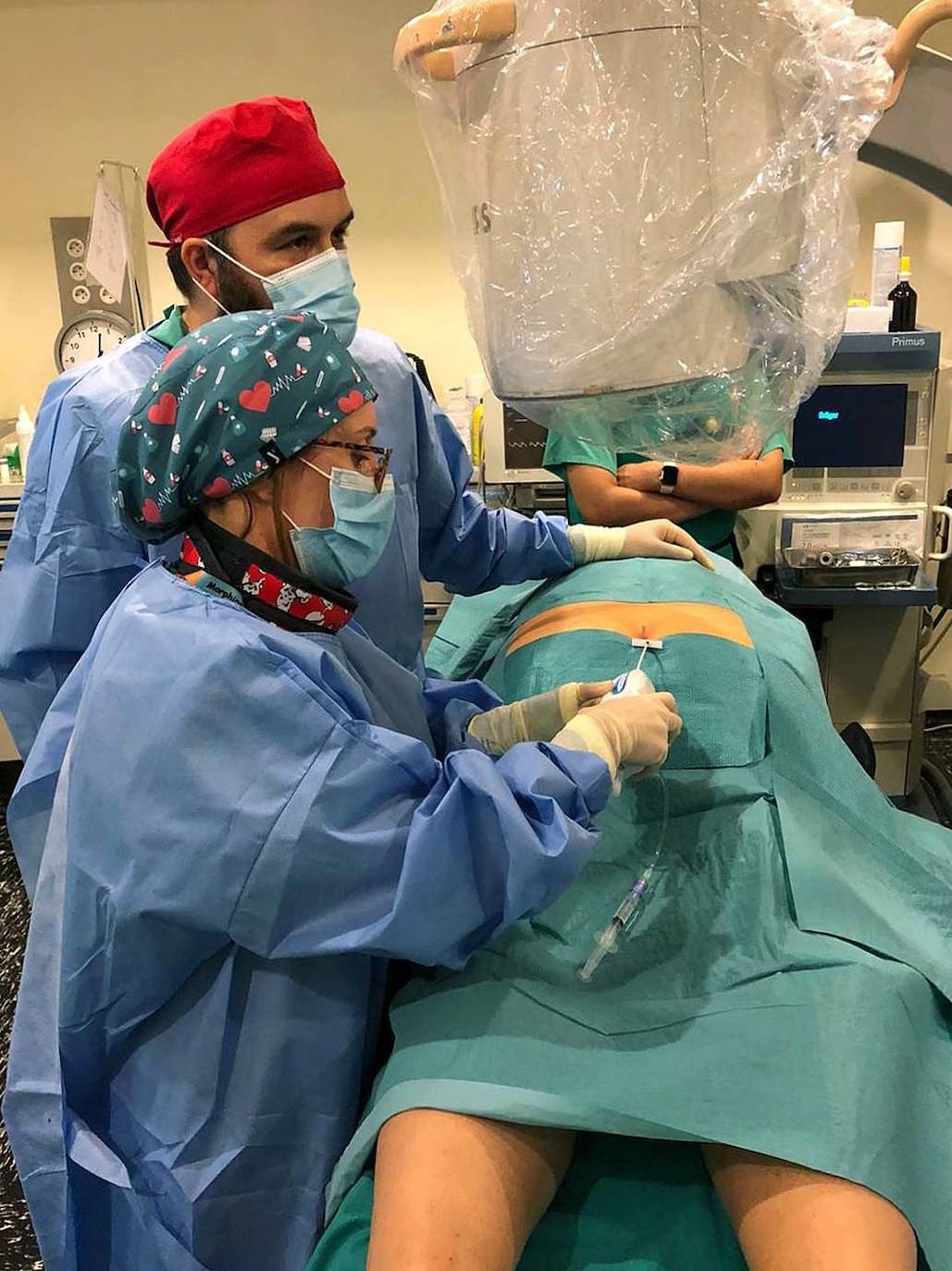 El Hospital del Bierzo estrena una novedosa técnica para el tratamiento del dolor crónico de espalda, mediante el uso de un sistema de navegación con un catéter dirigible que incorpora un balón para dilatar el espacio epidural.