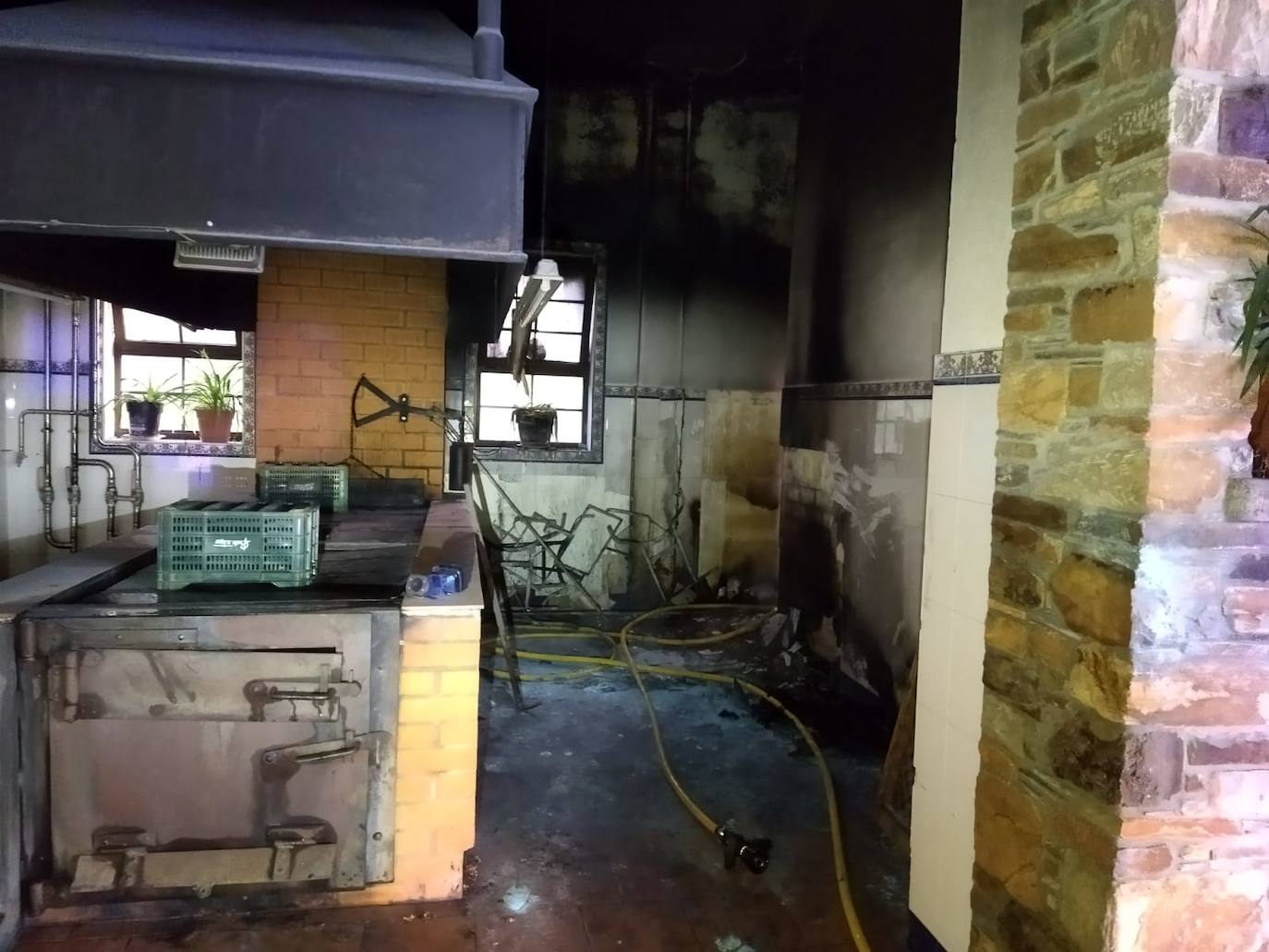 Imagen de los daños causados por el incendio en el trastero anexo a una cocina usada para asar pimientos en el Palacio de Canedo.