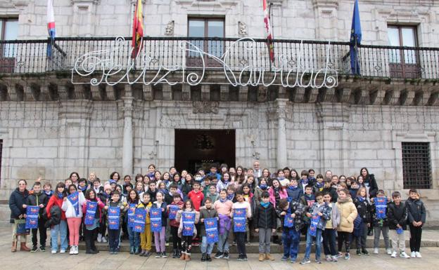 Visita de los alumnos del colegio Campo de la Cruz al Ayuntamiento de Ponferrada.