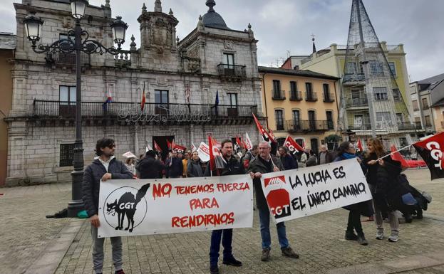 Imagen de la concentración de los trabajadores de FCC frente al Ayuntamiento de Ponferrada./