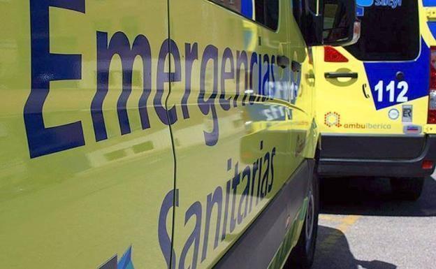 El herido fue traslado al Hospital del Bierzo en una ambulancia del Servicios de Emergencias 112 de Castilla y León. /