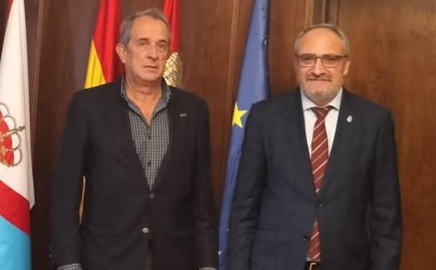 El alcalde y el vicepresidente de ACES España, durante su reunión en el Ayuntamiento./