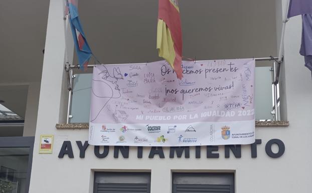 El Ayuntamiento de Toral de los Vados, con el cartel de la iniciativa 'Mi pueblo por la Igualdad 2022'./
