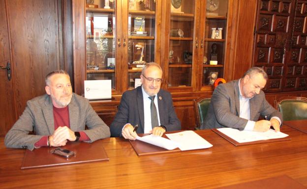 El alcalde de Ponferrada y el presidente de la Diputación firmaron la prórroga del acuerdo en presencia del concejal de Protección Civil, José Antonio Cartón.