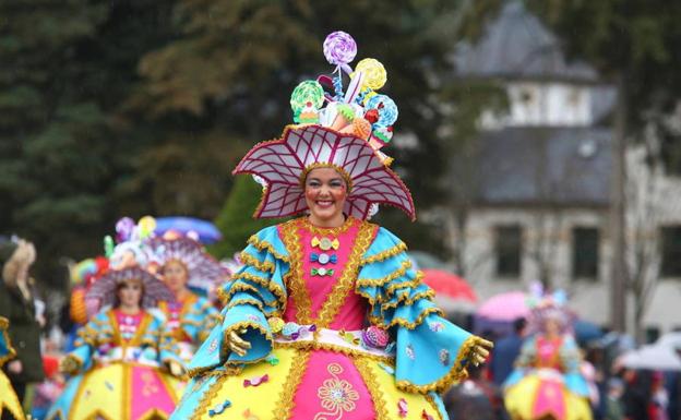 Imagen de un desfile de Carnaval en Ponferrada./César Sánchez