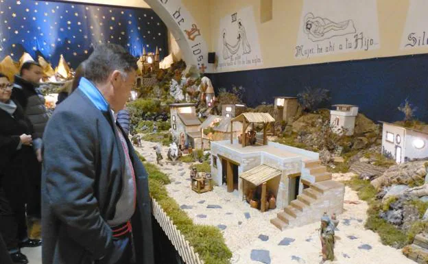 El alcalde de la localidad, Marcos Martínez, viendo el Belén este viernes./