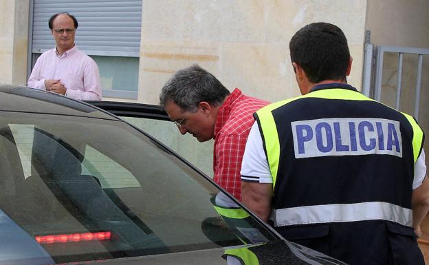 El alcalde de Astorga accede al interior de un vehículo policial.