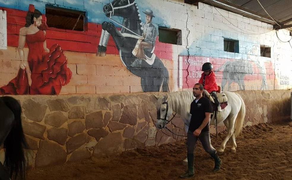 Un alumno a lomos de un caballo, durante la actividad. /