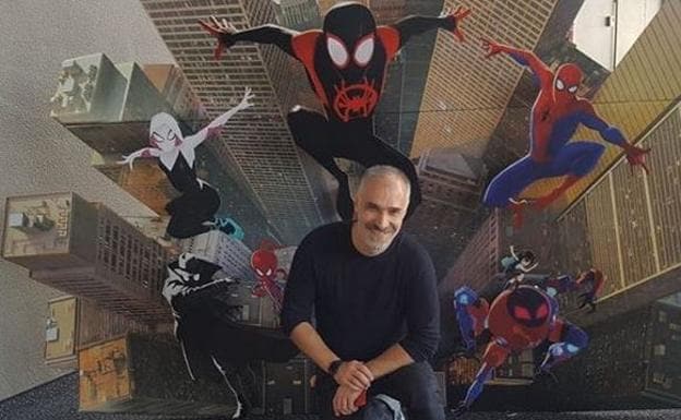 Jesús Alonso Iglesias posa delante de varios personajes de 'Spiderman: un nuevo universo'. /Instagram de Jesús Alonso Iglesias