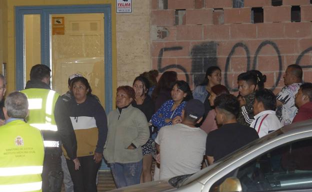 Agentes de la Guarcia Civil interrogan a vecinos y familiares de la víctima./Antonio Gil/ AGM
