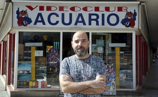 Luis Manuel Pérez, frente a la puerta de su establecimiento, el único videoclub que queda abierto en Palencia. /Antonio Quintero