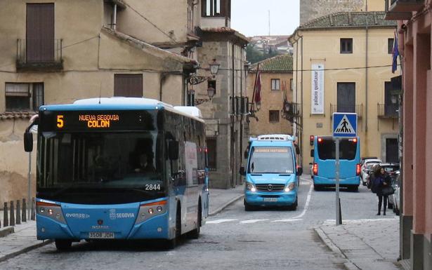 Varios autobuses circulan por la calle San Agustín. /Antonio de Torre