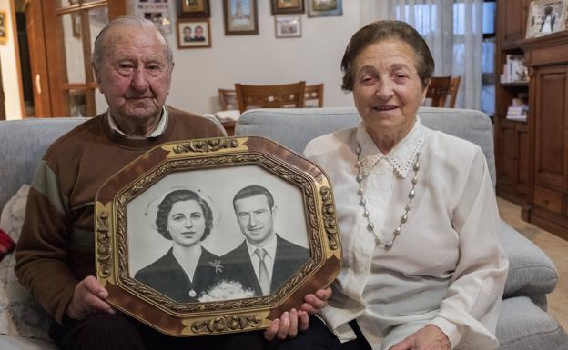 Julio y Sofía, con una foto en la que recuerdan su boda, hace 65 años. /RAMÓN GÓMEZ