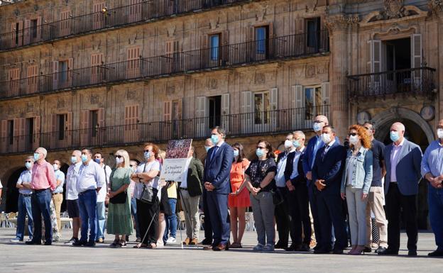 Un momento del homenaje a Miguel Ángel Blanco en la Plaza Mayor de Salamanca. /MANUEL LAYA