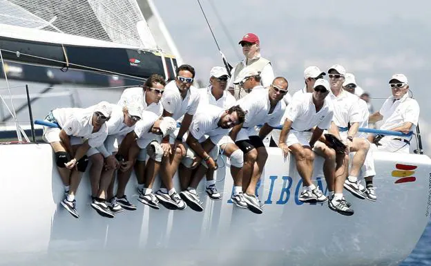 El rey Juan Carlos junto a la tripulación del 'Bribón', entre los que está Cusí, en 2009./EFE