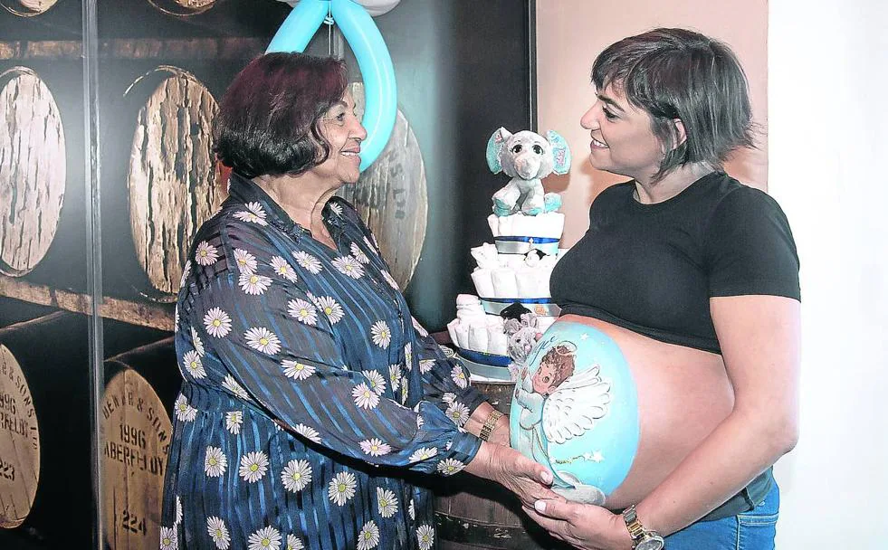 Andrea con su madre, Edna Esteves dos Santos, cuando estaba embarazada de ocho meses./Vanessa Gómez