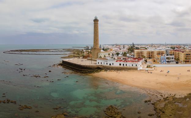 ¿Dejarán de brillar los faros? 2 Faro de Chipiona, en Cádiz.