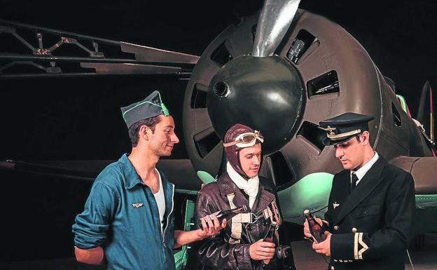 Grandes batallas | Leonnews 1 recreadores con su equipo ante un caza Polikarpov I-16 'Mosca' en el Camp d'Aviació de la Sénia (Tarragona).