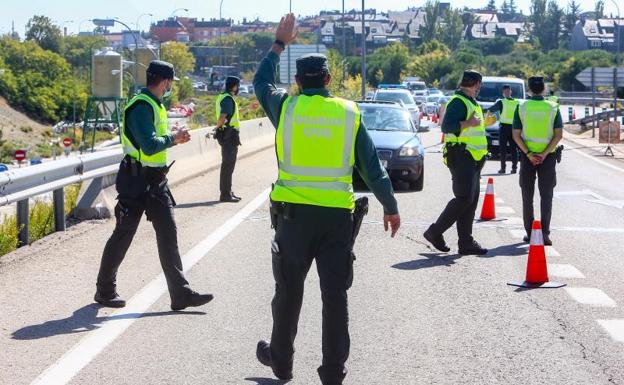 No hubo estampida de Madrid 1 Agentes de la Guardia Civil vigilan un control en Madrid durante el estado de alarma