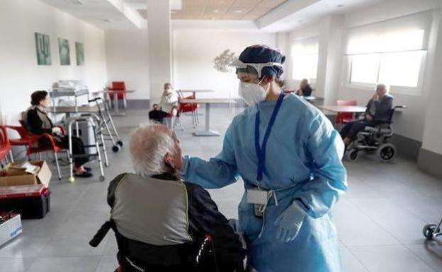 El coronavirus no da tregua en León: cinco muertos, 287 casos arrastrados y 67 en las últimas 24 horas 2 Tres personas han muerto por el covid en los centros de salud leoneses en las últimas horas