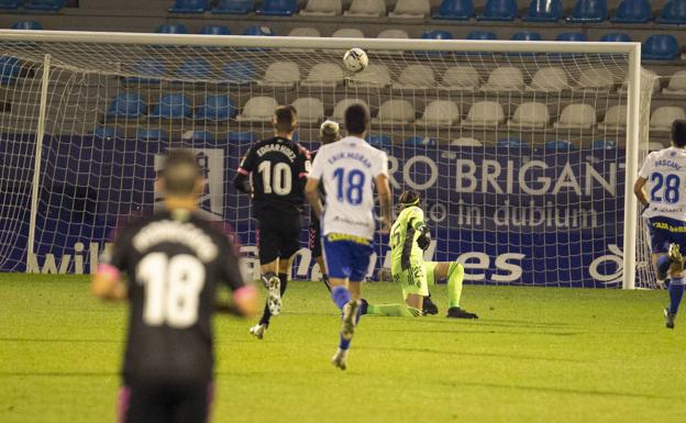 La Deportiva no puede salir de su pesadilla 1 Momento en el Stoichkov marca el 0-2.