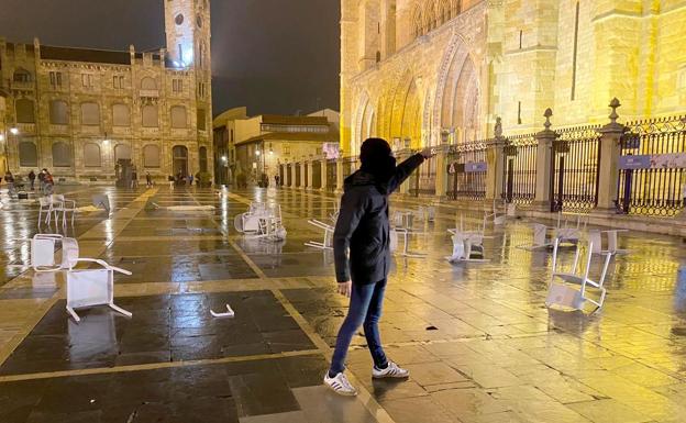 Los disturbios en León resultan en 16 identificados y un detenido, entre 18 y 64 años 2 Las protestas por el toque de queda terminan con sillas volando, contenedores en el suelo y el grito de libertad en la Plaza de Regla