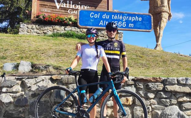 Vacaciones deportivas | Leonnews 1 Ester Iniesta y su pareja, Dani.